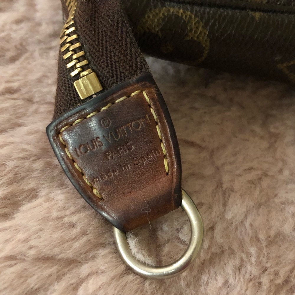 Authentic Louis Vuitton pochette